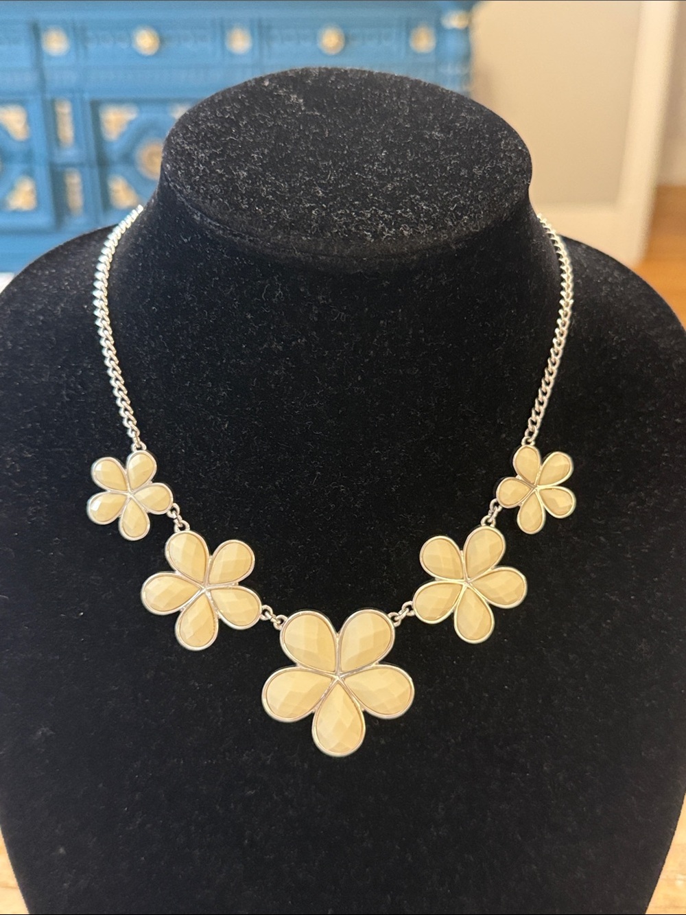 Vintage Lauren Conrad Silver Tone Beige Flower Pendant Choker Statement Necklace